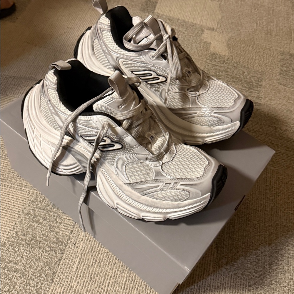 Brand new Balenciaga White and Black 10xl shoes